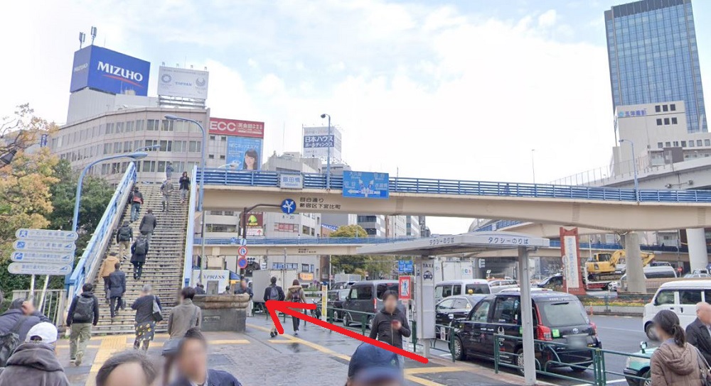 ライザップゴルフ飯田橋 歩道橋脇の歩道を直進