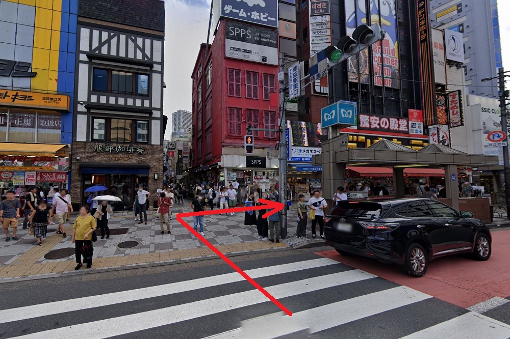 ライザップ池袋店 ドンキホーテ前を右折