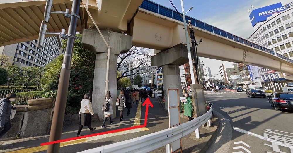 ライザップゴルフ飯田橋 歩道を道なりに進む