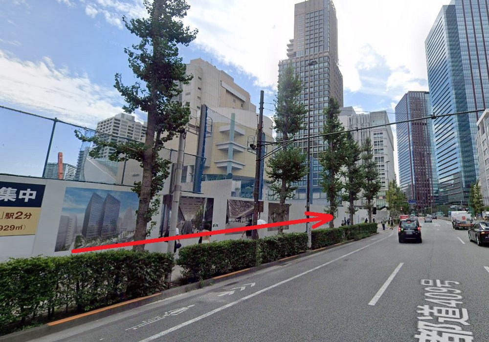 ライザップゴルフ三田店 前方に高いビルが見えます。