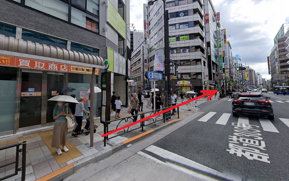 ライザップゴルフ池袋店 横断歩道を直進