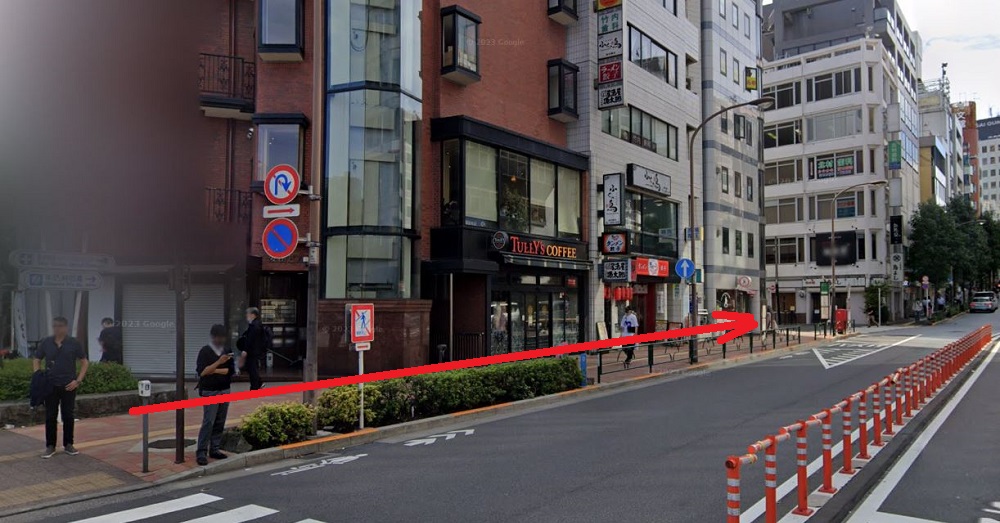 ライザップゴルフ飯田橋店 タリーズコーヒー前を直進