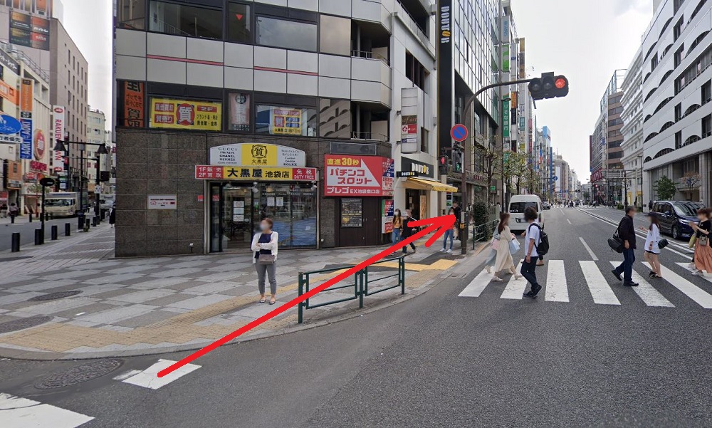 ライザップゴルフ池袋店 横断歩道を渡ってさらに直進