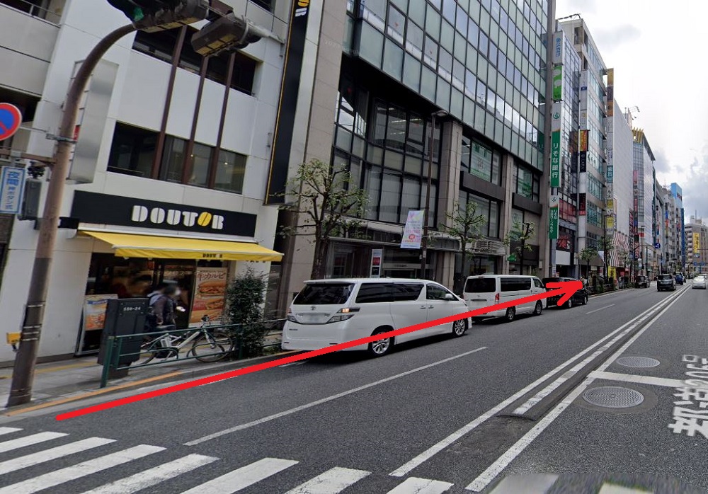 ライザップゴルフ池袋店 ドトールコーヒーを過ぎ、明治通りを直進