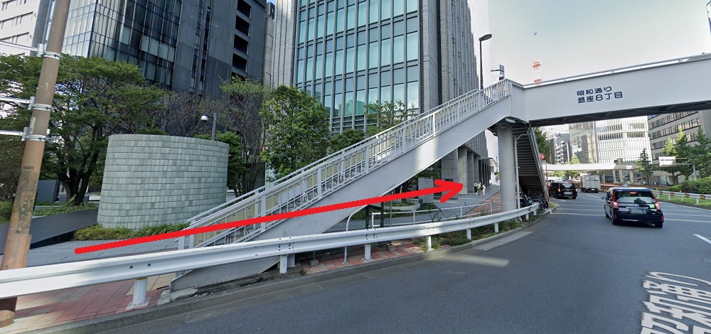 ライザップゴルフ銀座店 蓬莱橋交差点を進む