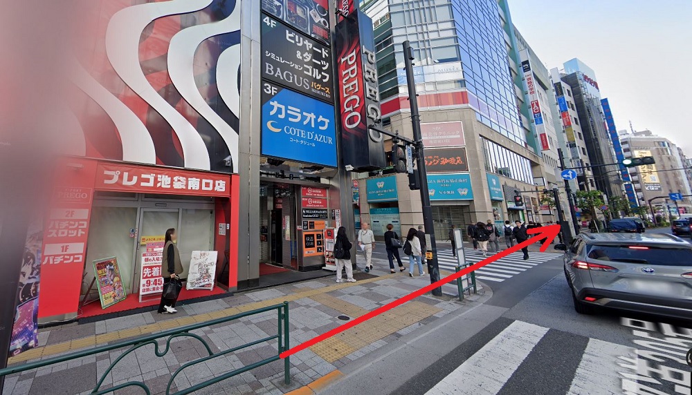ライザップゴルフ池袋店 横断歩道をさらに進む