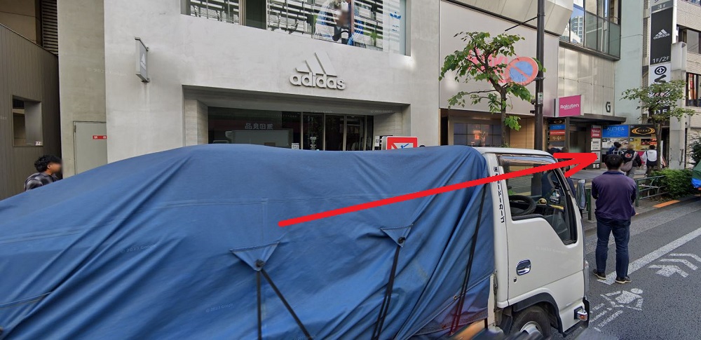 ライザップゴルフ池袋店 adidasビルの隣り