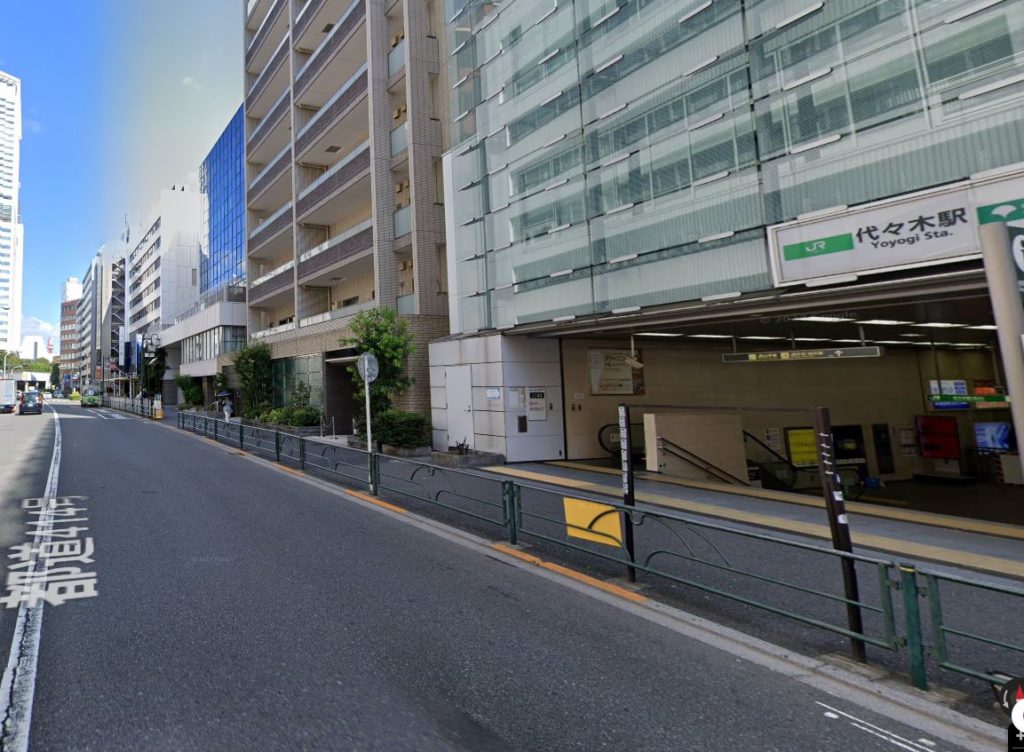 ライザップゴルフ新宿南口店 代々木駅北口を新宿方面へ直進