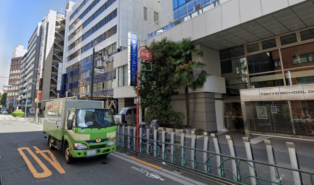 ライザップゴルフ新宿南口店 新宿方面へ直進