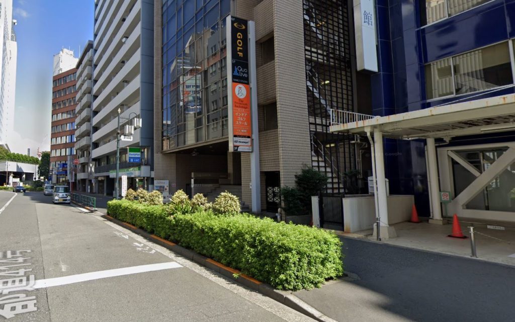 ライザップゴルフ新宿南口店 新宿方面へ直進