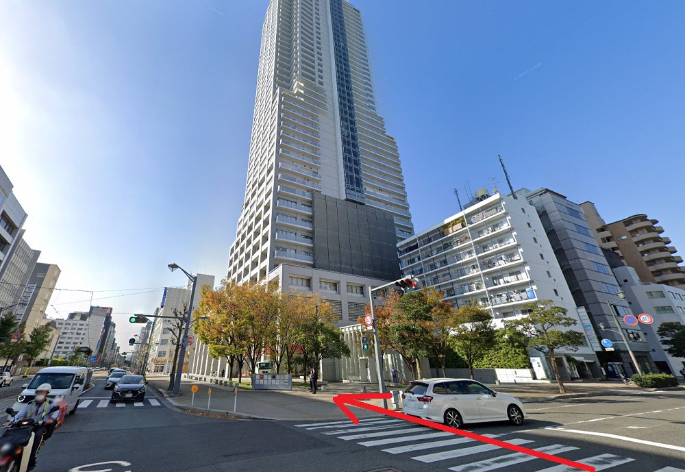 ライザップゴルフ広島店 横断歩道の先のビル