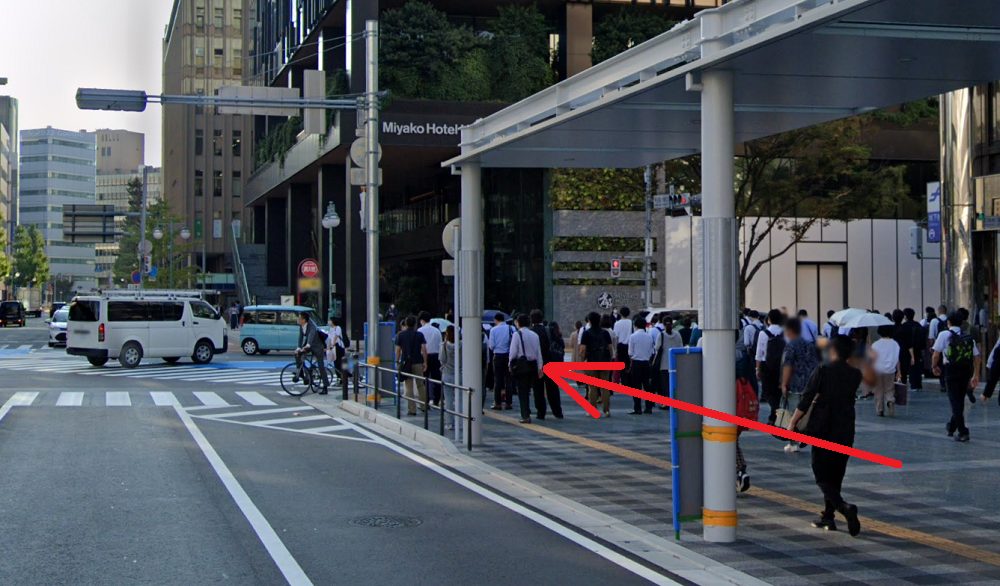 ライザップゴルフ博多店 歩道を進む