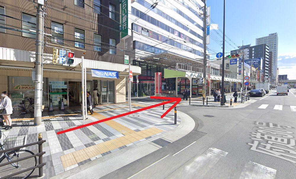 ライザップゴルフ天王寺 横断歩道の先のビル 三井のリハウス