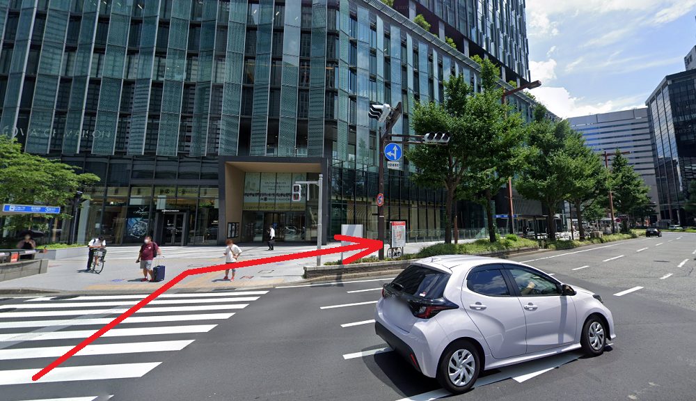 ライザップゴルフ名古屋駅前店 横断歩道を渡って桜通に沿って歩道を進む