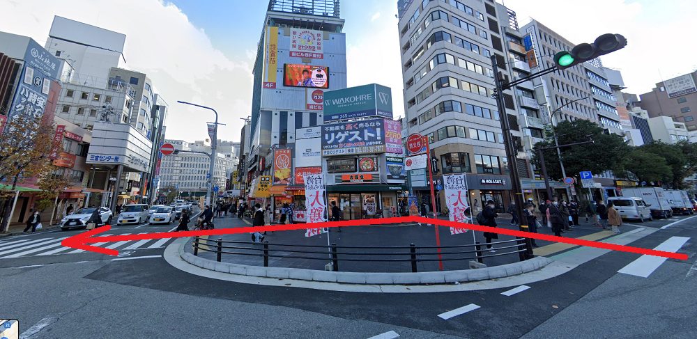 ライザップゴルフ神戸店 横断報道を渡り、左方向の横断歩道を渡たる