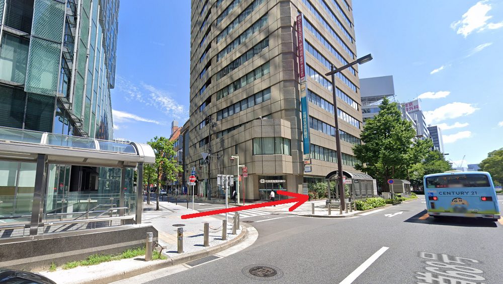 ライザップゴルフ名古屋駅前店 横断歩道を渡る