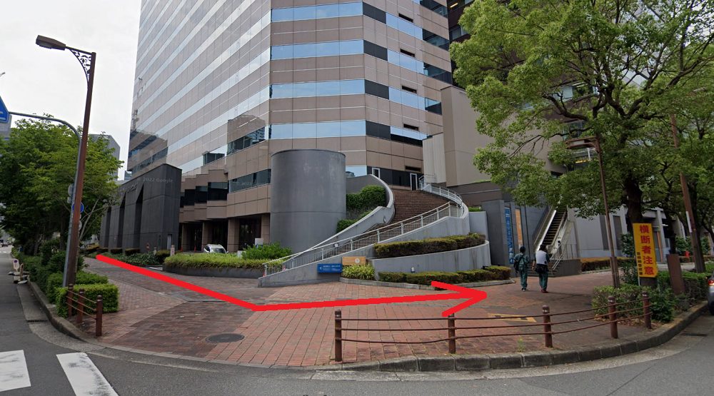 ライザップゴルフ梅田店 歩道を左折